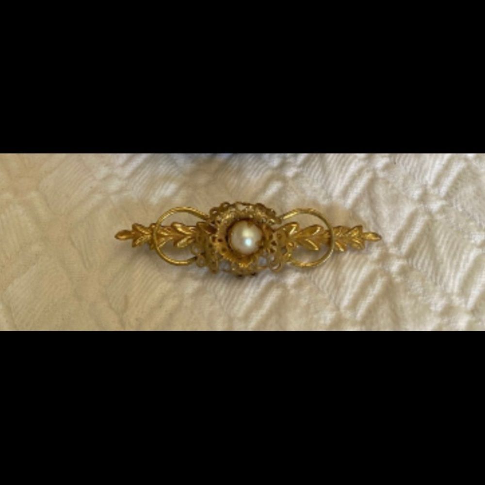 Miriam Haskell VTG Gold-tone filigree pin w/pearl